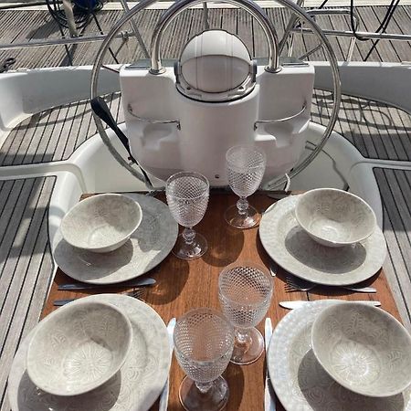Sea Bloom - Sleep&Sail in Tejo Hotel Lissabon Buitenkant foto